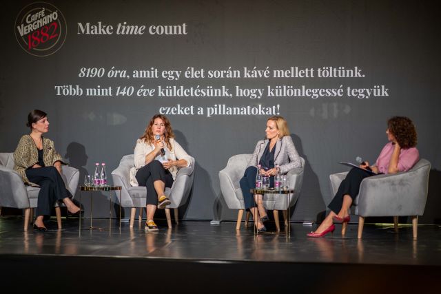 Évente több mint öt teljes napot töltünk kávézással