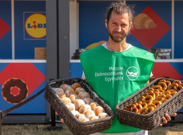 Iskolákban, rendezvényeken és a boltokban egyaránt fellép a Lidl az élelmiszerpazarlás ellen