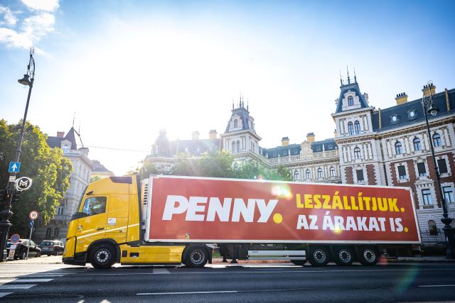 13 tonna adománnyal szelte át a fővárost a PENNY kamionja