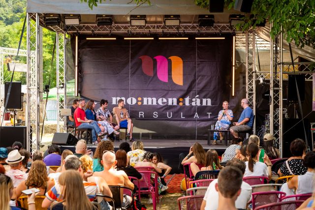 Színpadon a Momentán Társulat
