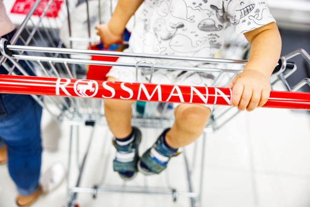 Egy baba ül a Rossmann-os bevásárlókocsiban