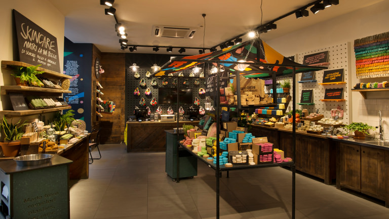 A Lush Cosmetics csomagolás nélküli kozmetikumokat kínál új üzletében